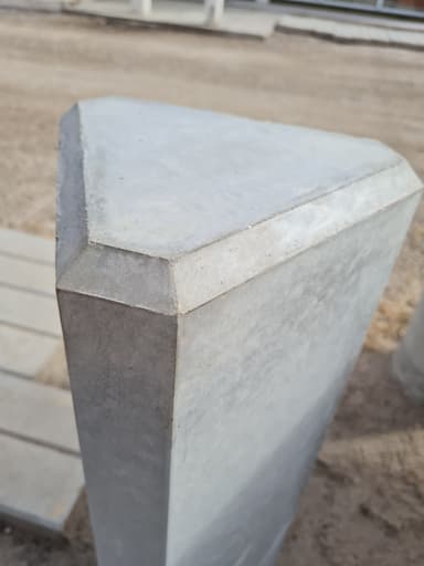 Bolardo Triangular