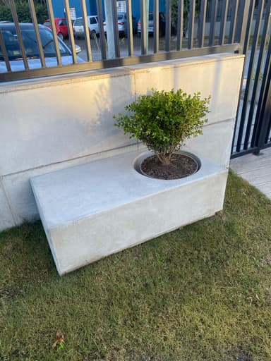 Banco Prismatico con Macetero